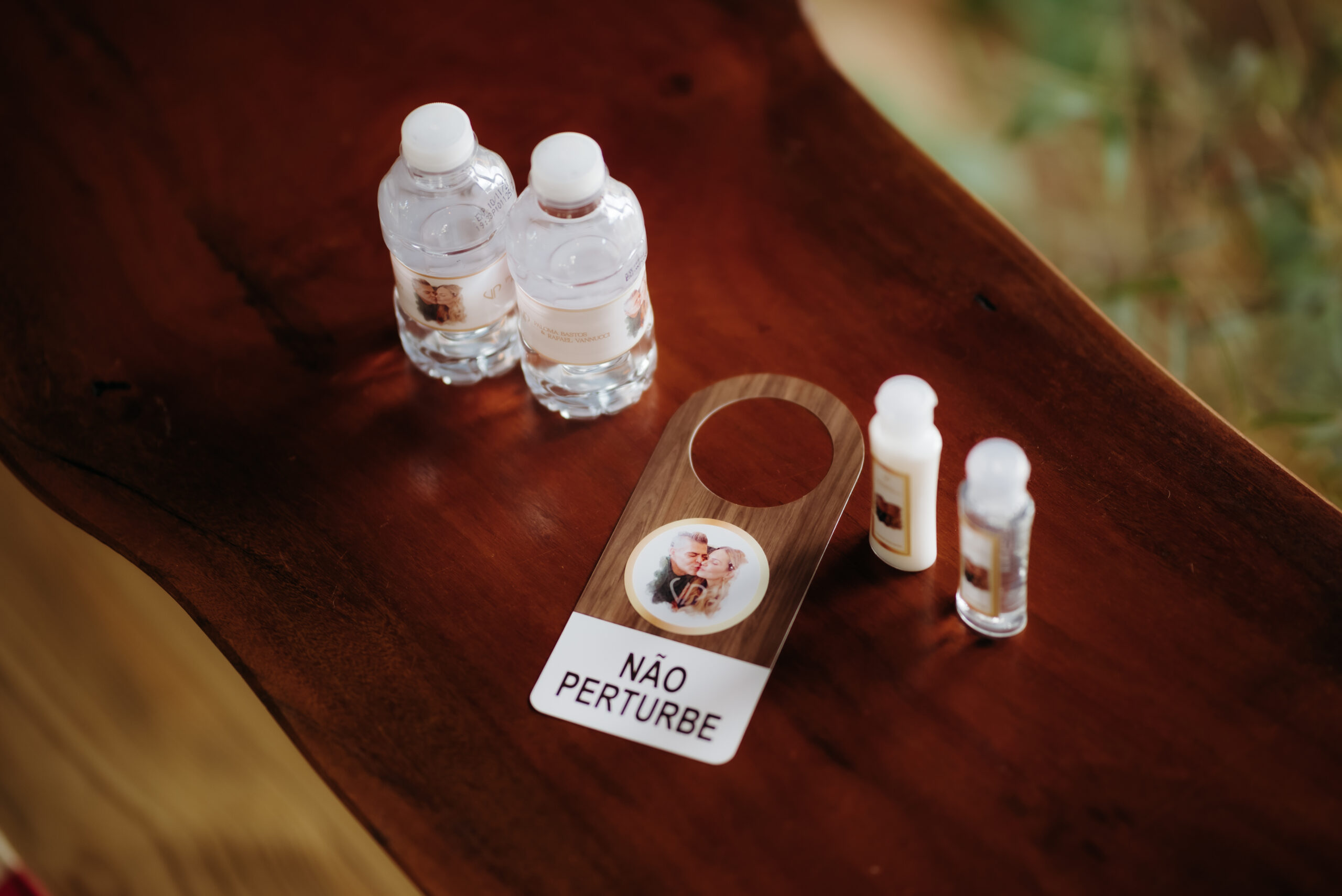 Garrafas de água com rótulo personalizado de casamento