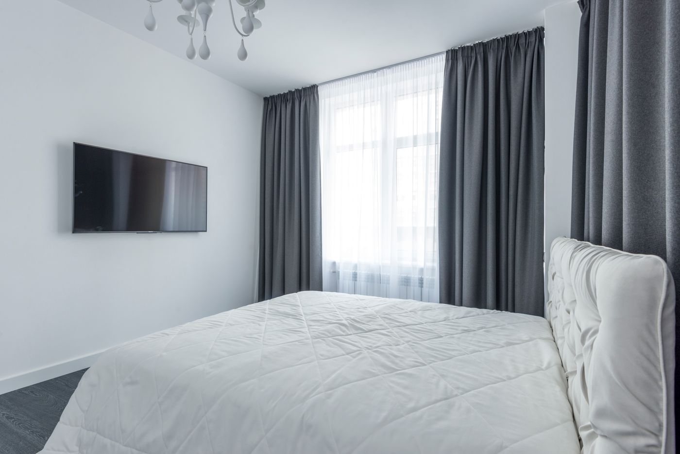 Cortinas de tecido sob medida em ambiente iluminado