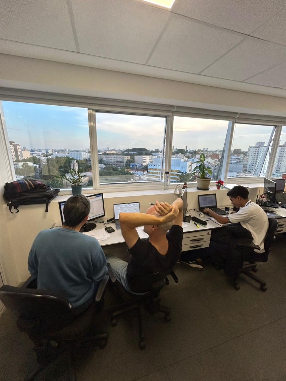 Equipe VK Automação em ambiente industrial