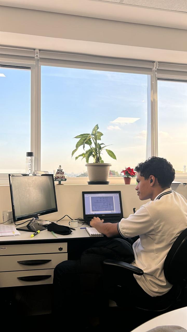 Profissional da VK Automação desenvolvendo um projeto